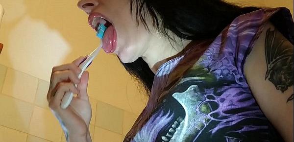  Beth Kinky - Slave watching his domina brushing her teeth pt1 HD